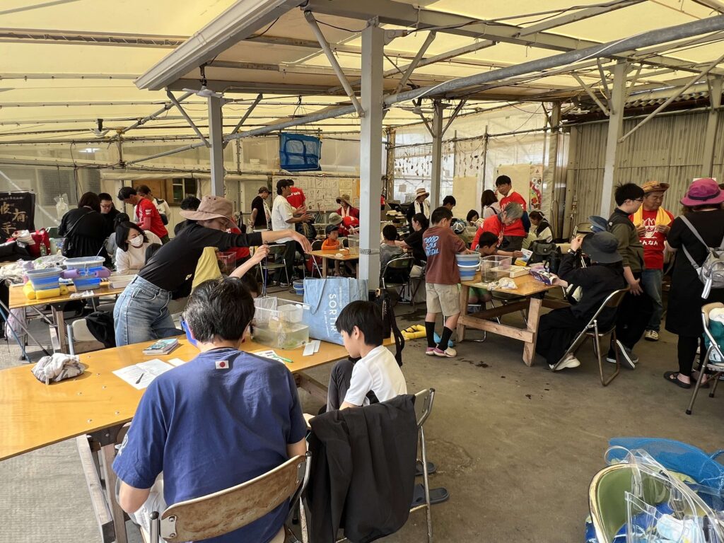 たくさんの参加者さんが来てくれました!
今年はアマモが不調🥺だけど生き物はたくさん見つけたよ🐟
ガサが終われば名前調べ。図鑑とにらめっこしたり、ガサメンバーに聞いたり。
面白いものがたくさんあってよかったね。
鍋島先生の言葉
「海の生き物と友達になってください。何回も海に来て、生き物をいっぱい見つけて友達をいっぱい作ってください」
友達を作りにまた来てね!